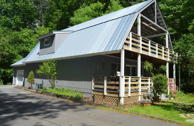 Ox Glenn Coach House, upstairs, a mountain retreat near the Blue Ridge Parkway