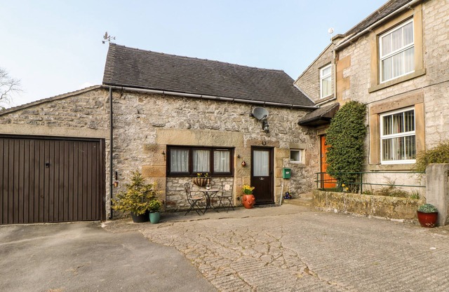 OXDALES COTTAGE, family friendly, with a garden in Alsop Moor