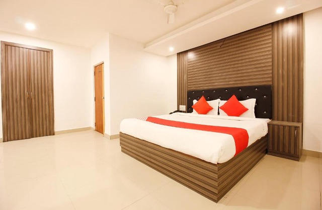 OYO 35487 Hotel Meena Grand