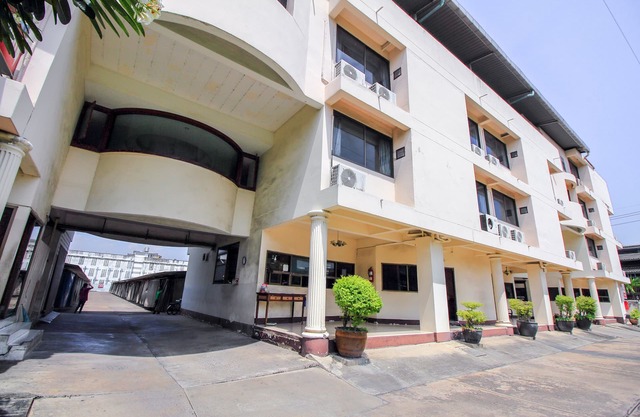 OYO 383 White Inn Hotel