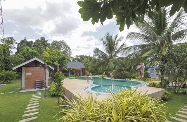 OYO 75339 Full Frame Resort