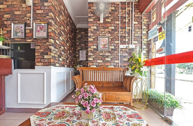 OYO 89498 Sri Seroja Inn Budget Hotel