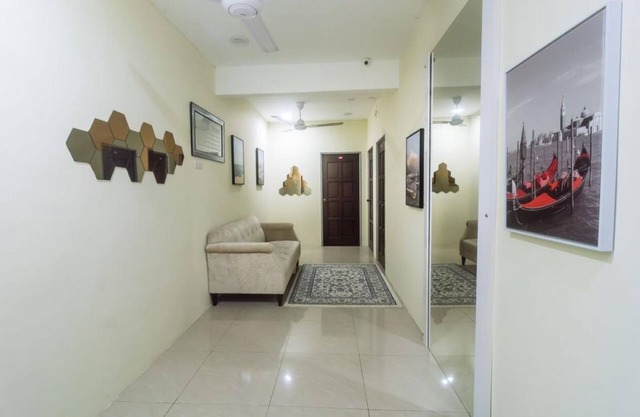 OYO 90090 Roselyn Inn 2