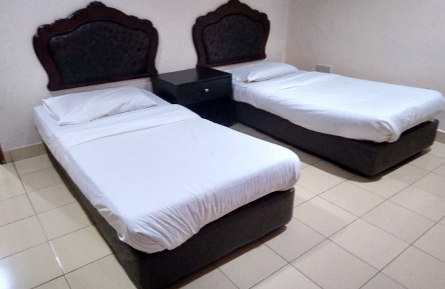 OYO 90376 Centre Point Hotel
