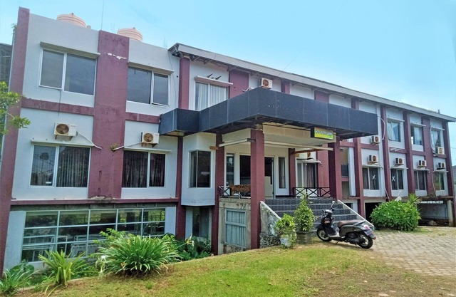 OYO 91876 Hotel Putri Gading 2