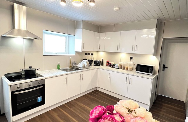 OYO Welsh Holiday Accommodation - Modern Stay