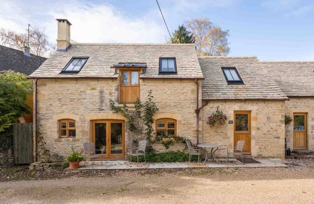 OYSTER BARN, pet friendly, character holiday cottage in Naunton