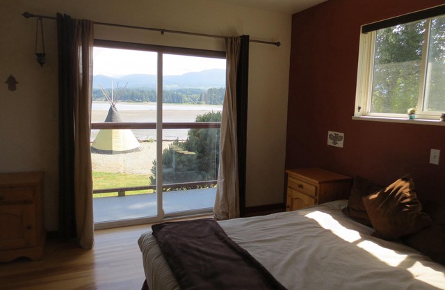 Oyster Bay Beach House is located on BC POINTE at the end Ladysmith Harbour