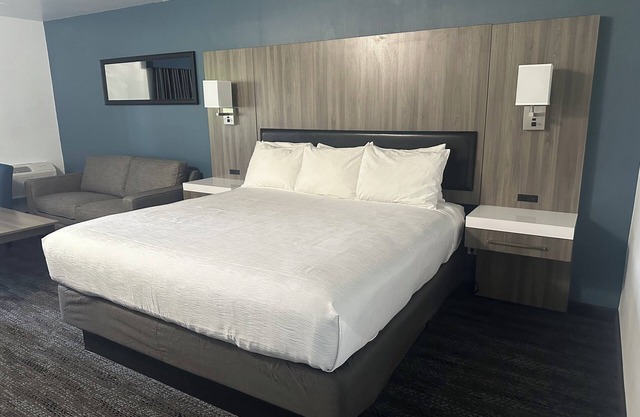 Oyster Bay Inn & Suites