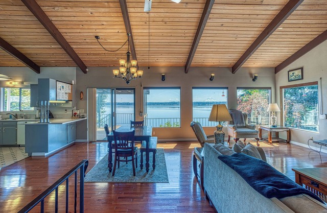 Oyster Beach Retreat - Mt. Rainier Views + Kayaks + 4-bedroom waterfront house!