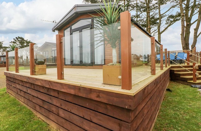 OYSTER LODGE, pet friendly, character holiday cottage in Broad Haven