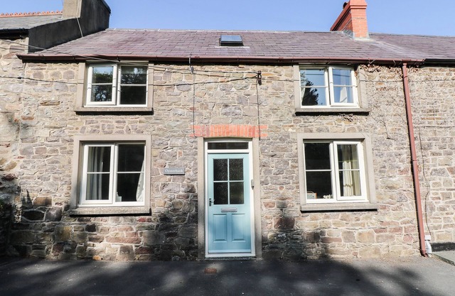 OYSTERBANK COTTAGE, family friendly in Llangwm, Pembrokeshire
