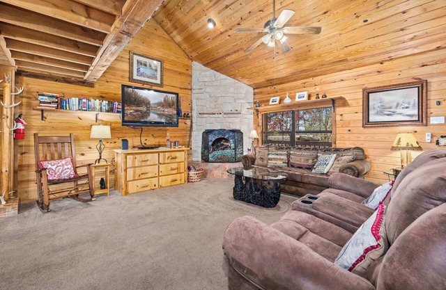 Ozark Escape-Hot Tub-Cabin-9 mi to Eureka DT