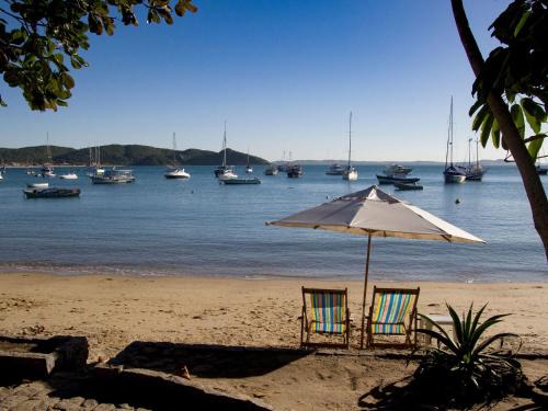 Pé na Areia da Praia dos Ossos e Seis Suítes