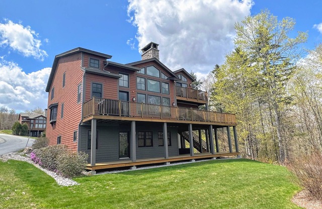 P5 Ski-in Ski-out Presidential View, single fam w/garage, pool table, ping pong, Dog Friendly!