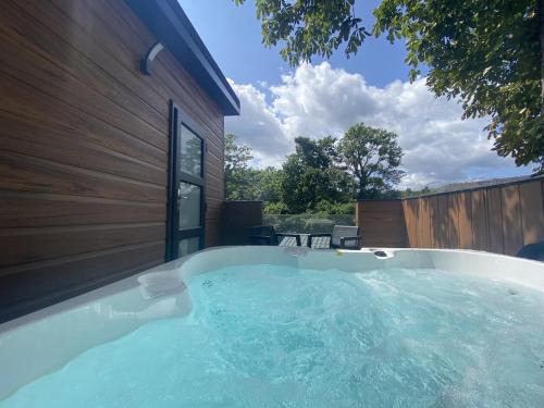 P51 - Studio Pod with Hot tub