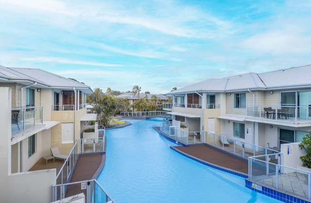 Pacific Blue 244, 255 Sandy Point Rd - pool, aircon, linen and resort features