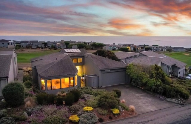 Pacific Flyaway! Ocean View, Fireplace, Golf Course, Walk to Beach