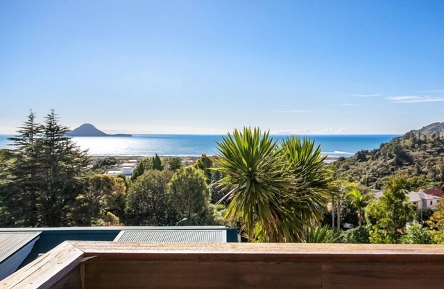 PACIFIC OCEAN HEIGHTS: Stunning sea and island views