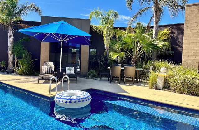 Pacific Paradise: 3 BR, 1.5 BA House in Torquay, Sleeps 9