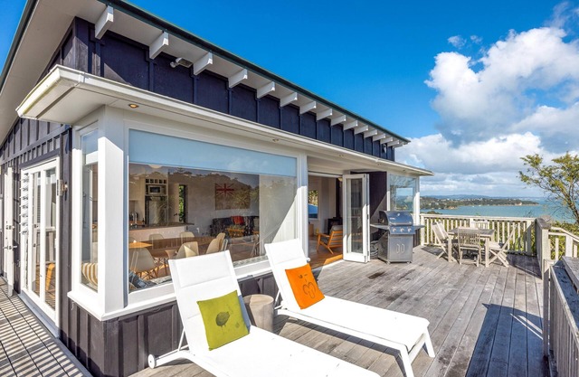 Pacific Views - Pacific Views is a well appointed 2 bedroom holiday home perfect for 4 guests and pet friendly. With great transport links, plenty of parking and stunning ocean views, this is a fabulous location for a family holiday or get together w