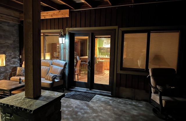 Pacific Willow lodge - 3 br, 2ba, big den small kitchenette with a private entry