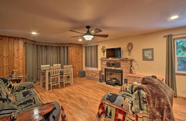 Packwood Getaway w/Game Room, Grill & Patio