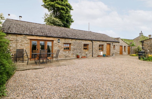 PADLEY BARN, family friendly, character holiday cottage in Hurst
