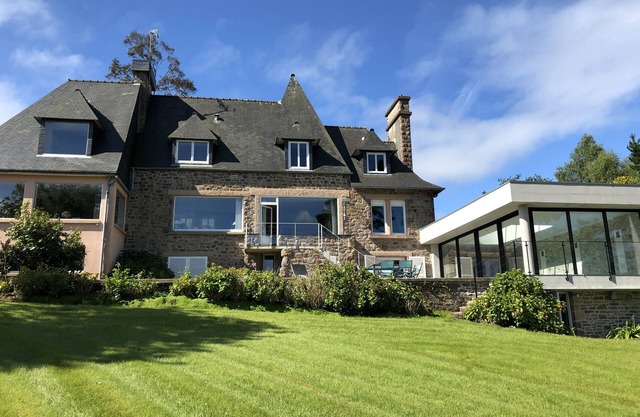 PAIMPOL Vast renovated property, indoor swimming pool, jacuzzi, hammam