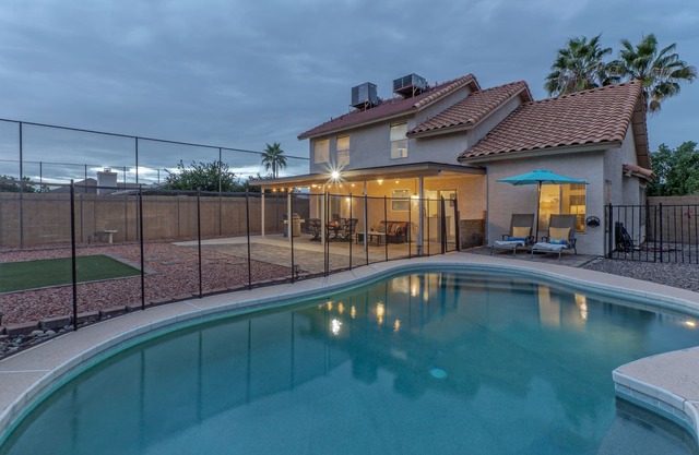 Painted Mt GOLF Course Views, Heated POOL, King Beds & TVs All BRs, 2 Bikes