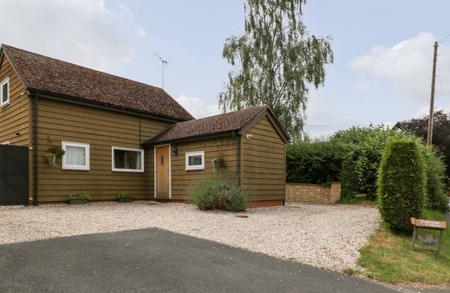 PAINTER'S COTTAGE, romantic, character holiday cottage in Kingsland