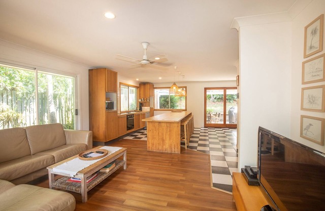 Palm Beach House - Spacious low set house high up on Tramican Street