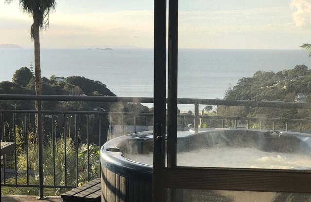 Palm Beach Pad, Spa Pool, Double Kayak, Free Wifi, SKY TV, & maybe a car too?