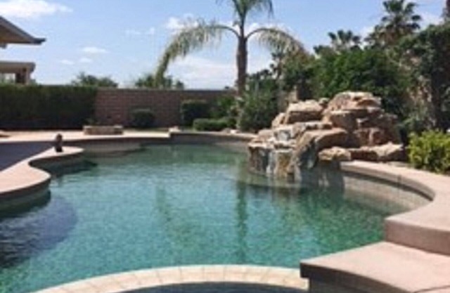Palm Desert House 5 bedrooms with backyard pool and Spa