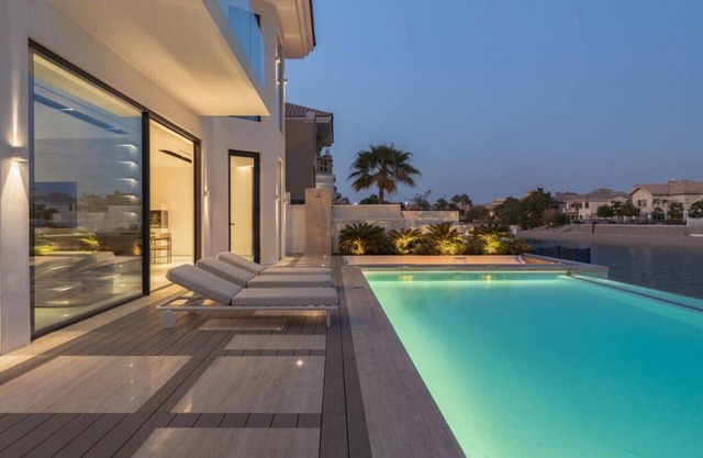 Palm Jumeirah Paradise: 5BR Villa | Infinity Pool