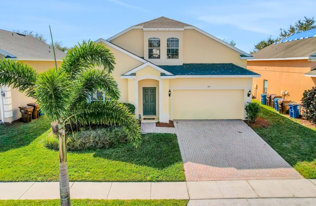 Palm-lined home with enclosed pool, game room, washer/dryer & AC - dog-friendly