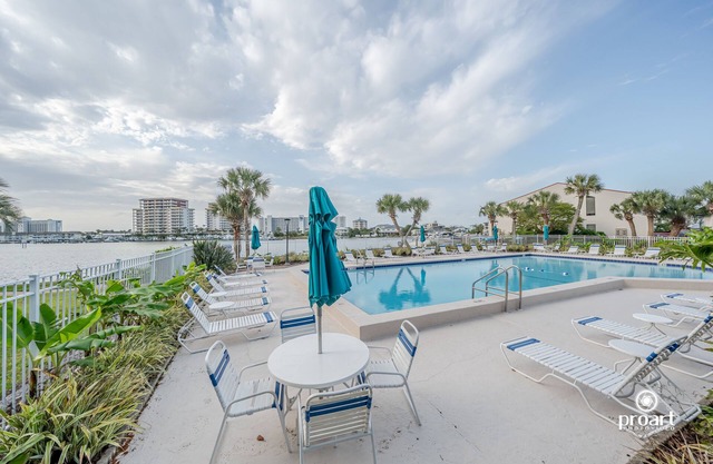 Palm Paradise 2 bed condo w/pool