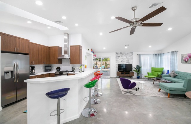 Palm Springs getaway - mid century home w/saltwater pool & mountain views