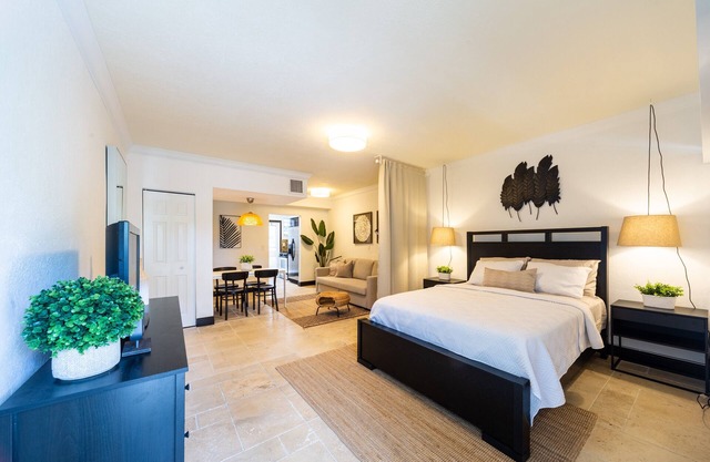Palm Suite Large Studio steps to Lincoln Rd South Beach
