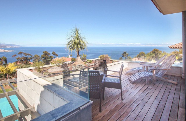 Palm trees, mountains, sea ? Your view from the balcony and garden of this vacation home in Tenerife
