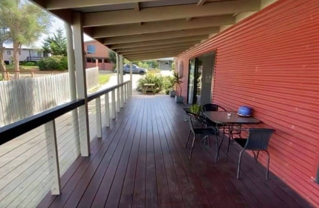 Palm View Large 4 Bedroom home walk to lake
