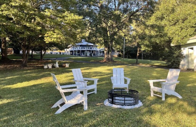 Palmer & Oak - Entire Lakefront Property on Lake Sinclair w/saltwater pool