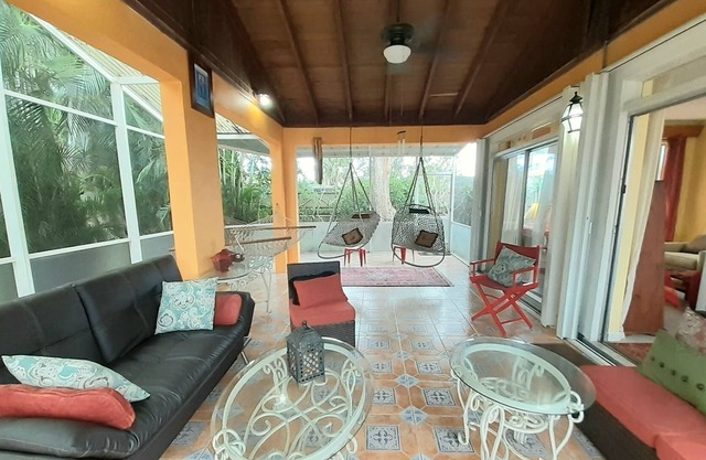 Palmetto Room with king bed in large house to share