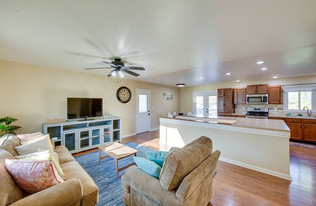 Palmyra House w/Private Hot Tub & Fenced Yard!