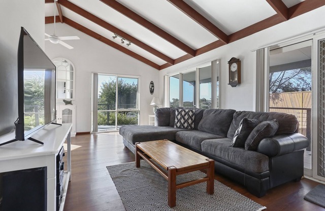 Pambula Beach Escape - Spacious house, ocean views and minutes to the beach