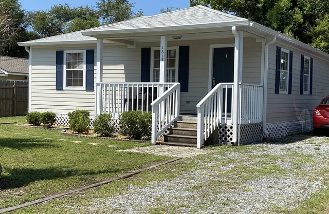 Panama City Florida Cottage to relax with friends and family by the Bay.