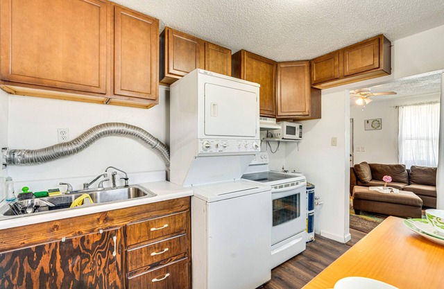 Panama City House w/Fireplace ~ 10 Mi to Beach!