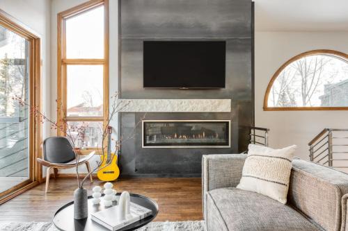Pandora by AvantStay Modern Mountain Escape in Great Location @ Entrance of Bear Creek Trail