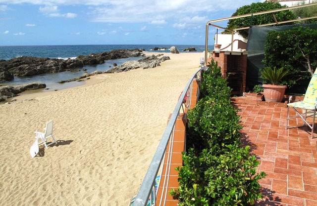PANORAMIC VILLA ON THE BEACH with natural rocks and natural sea pools