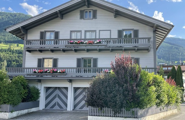 Panorama apartment "Landhaus Zell am See" for 8 people in Niedernsill.